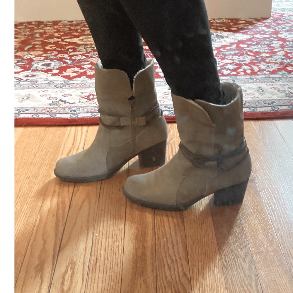 Sporto Tan Heeled Boots with Strap Detail - Picture 5 of 10